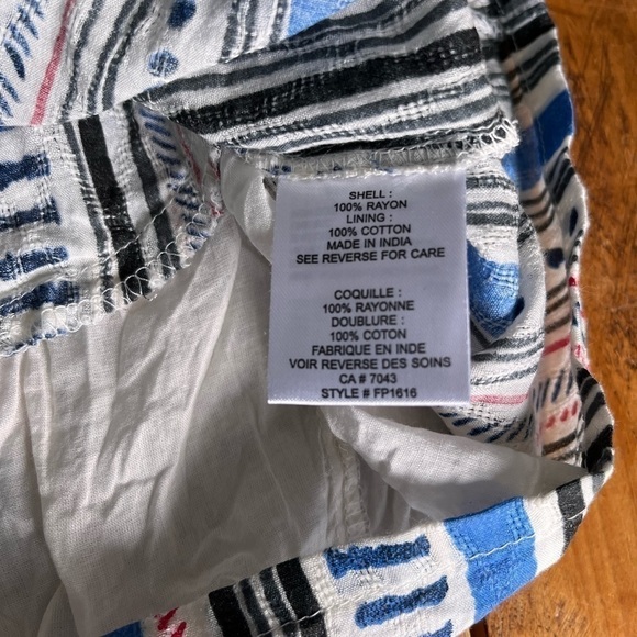 2/40$ Patrons of peace white and bleu onepiece size large - Picture 9 of 9